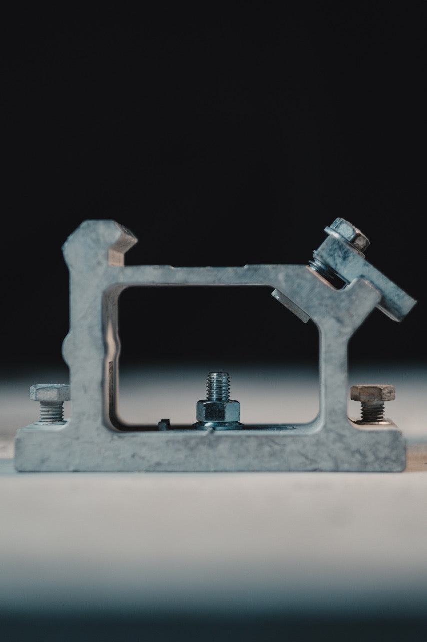 Concrete anchor for wall saws