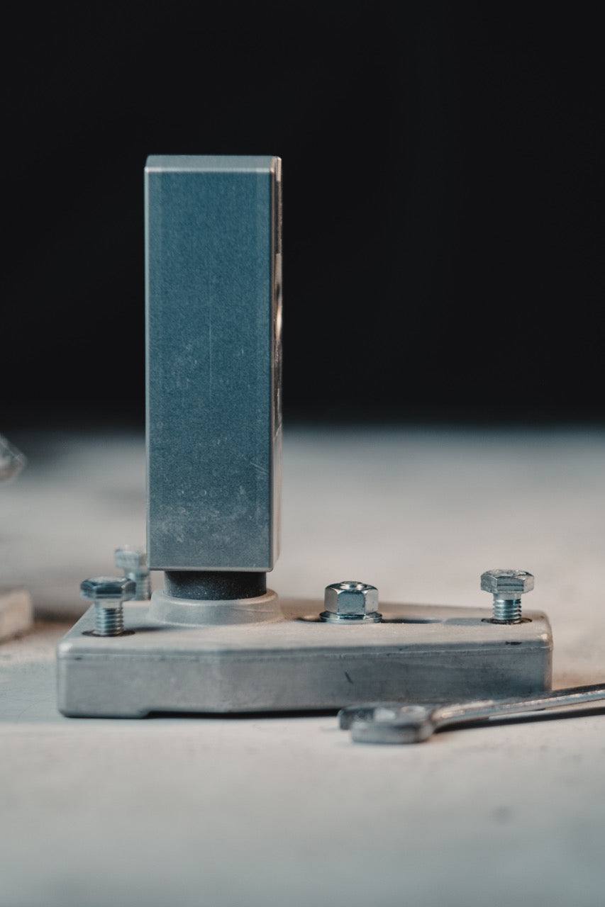 Concrete anchor for wall saws